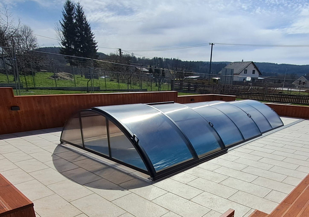 Instalace plastového bazénu - zastřešený hotový bazén